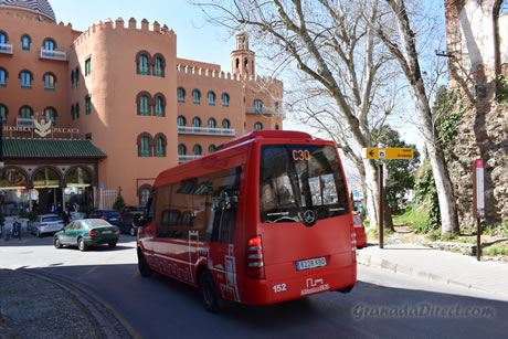 un microbus delante de alhambra palace