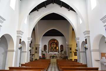 nterior con el altar de la iglesia de pitres