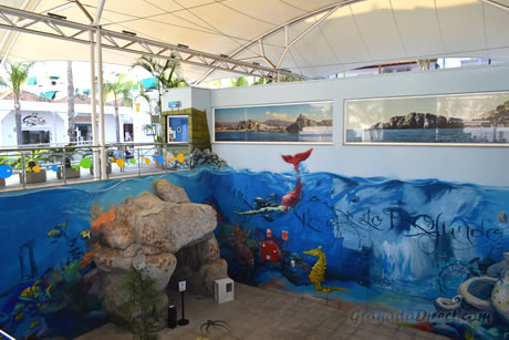enrada del acuario del almuñecar, escaleras y pinturas