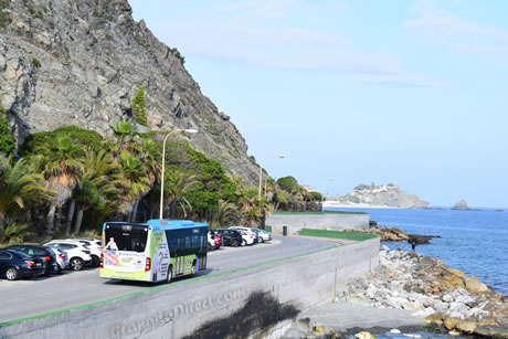 un autobus urbano saliendo de almuñecar al lado de la playa