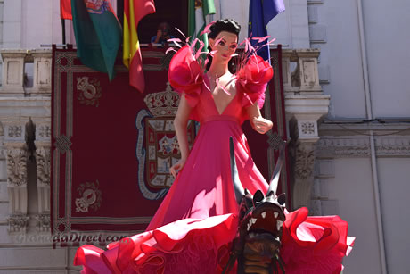 tarasca y las cabezas en plaza del carmen en corpus de granada