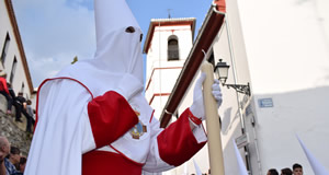 tres penitentes en jueves santo de granada por na noche