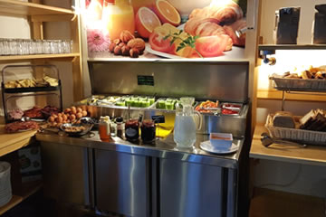 bufet libre con la seleccion de productos para el desayuno en duran barista