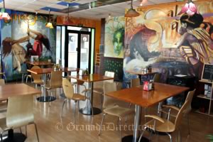 restaurante vegano con pinturas en la pared en realejo