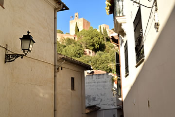 vista de la alhambra entre las casas del realejo