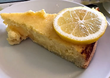 una tarta en el restaurante italiano en viva maria en grandada
