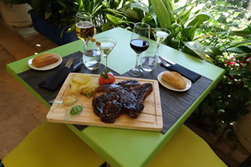 tabla de carne y bebidas en el carmen luna de granada