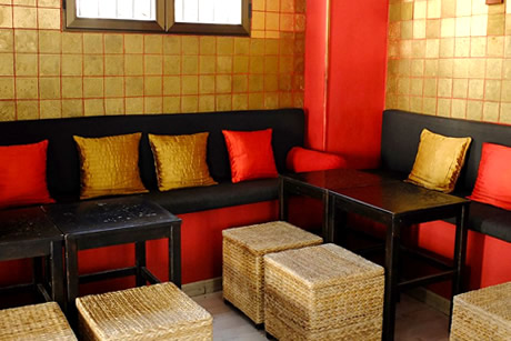 sillones con cojines en teteria abaco te