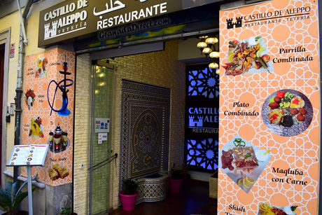 entrada con cartel de la teteria castillo de aleppo