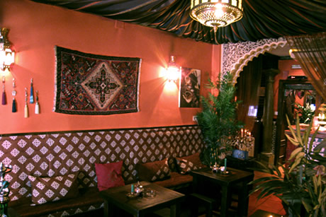 bonita decoracion de la teteria oriental en granada