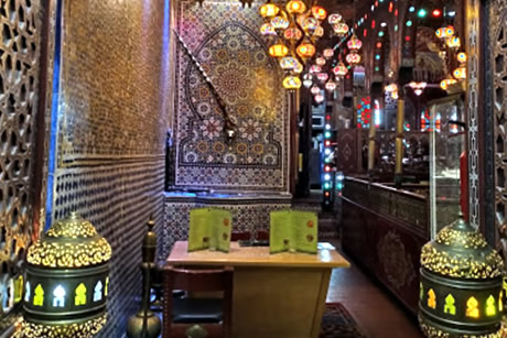 interior con decoracion arabe y una pipa en la teteria bagdad en granada