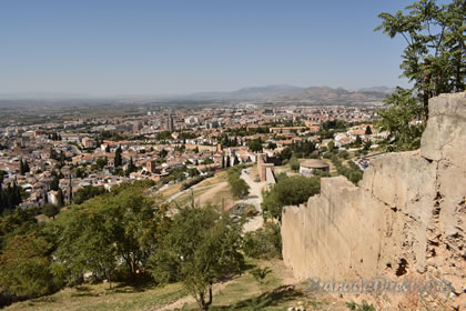restos de la muralla alrededor de granada