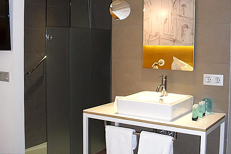baño moderno y grifo en parraga siete