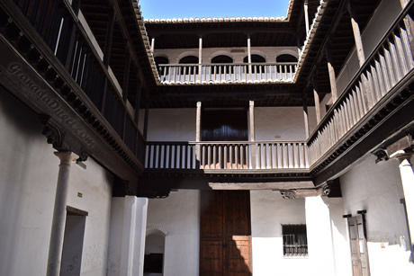 vigas de madera en la casa del chapiz