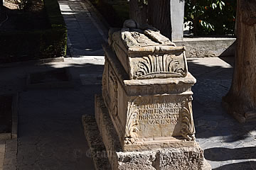 tumba en el jardin en acosta museo