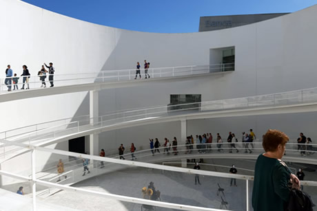 gente en el circuito interior del museo