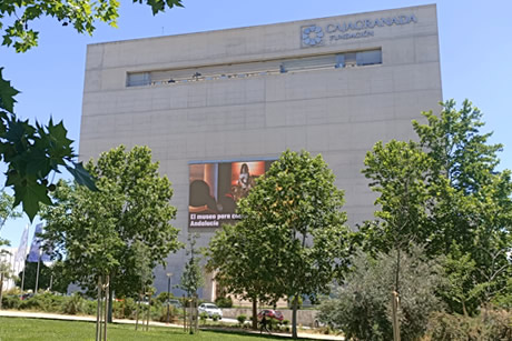 edificio de caja granada en primavera