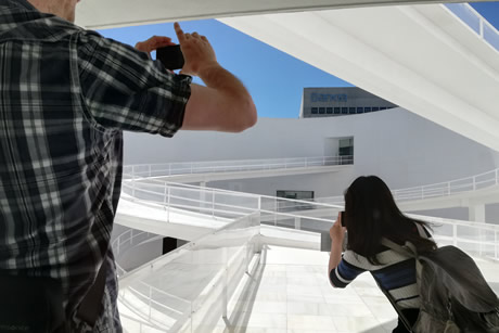 personas haciendo fotos del museo andalucía