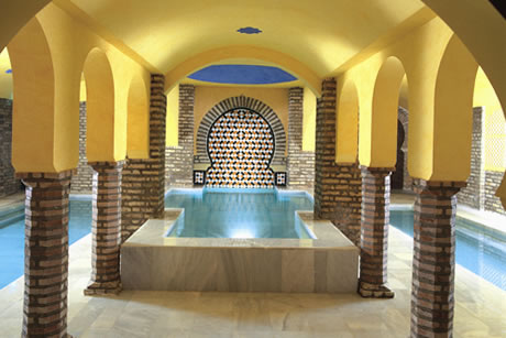 un baño grande de agua caliente