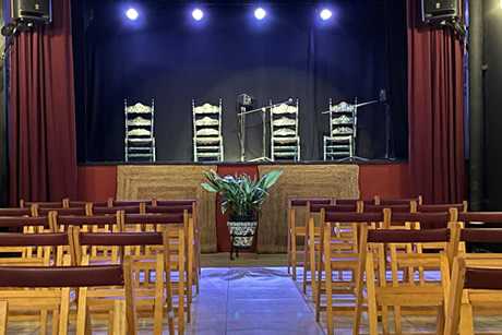 casa ana escenario interior con sillas
