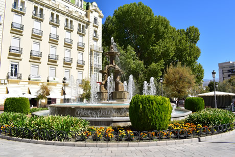 fuente y edificios de puerta real de granada