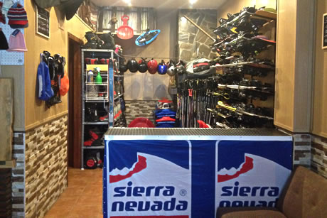 interior de la vereda con equipos de esqui