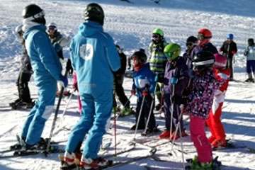 dos esquiadores de la escuela formacion ski