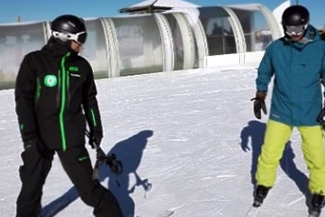dos esquiadores de la escuela formacion ski