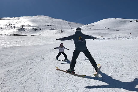 profesor enseña como esquar en sierra nevada