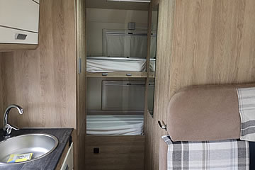 cama doble en una de las autocaravanas de granada