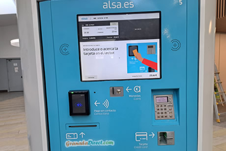 maquina de venta de billetes en la estacion