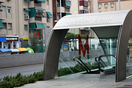 tren del metro cerca de la estacion de autobuses donde se puede hacer transbordo