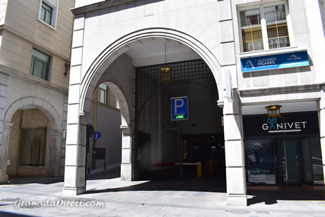 entrada al parking ganivet cerca de realejo