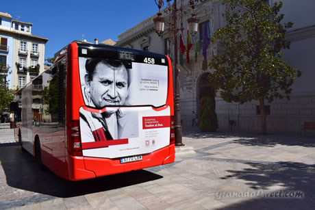 autobus urbano al lado de la plaza del carmen