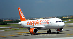 avion de easyjet en el aeropuerto de gatwick destino granada