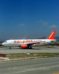 vuelo de easyjet, avion aparcado en el aeropuerto de gatwick preparado para despegar a granada