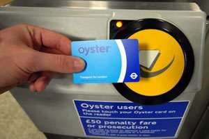 tarjeta oyster card a la entrada en bus