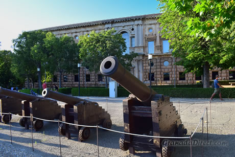 cañones delante del palacion de carlos v construido en epoca cristiana