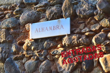 cartel de entradas agotadas en la puerta de la alhambra