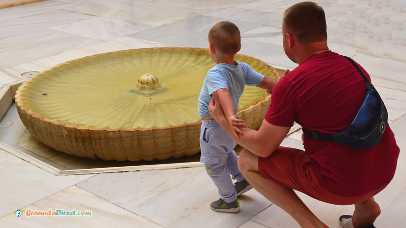 palacio de comares con niños