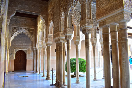 mar de columnas en el patio de leones de la alhambra