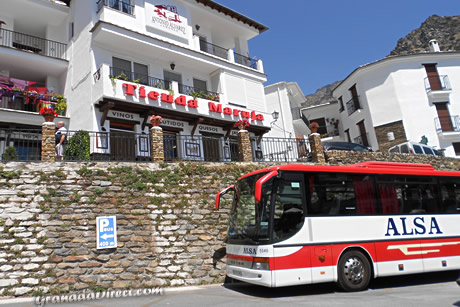un autobus en las montanas de las alpujarras