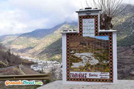 carretera de las alpujarras con cartel de trevelez