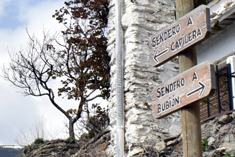 dos carteles de senderismo direccion a capileira y bubion