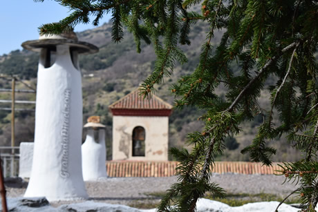 chimeneas pequeñas en un paseo de pampaneira