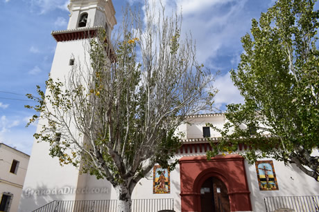 vista del pueblo de pitres con casas blancas y la iglesia