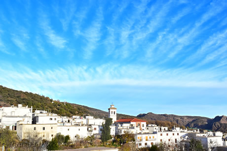 vista de pueblo portugos y de su iglesia blanca