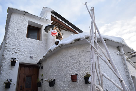casas con nive en invierno