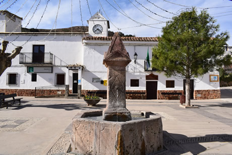 plaza de la iglesia con reloj en yegen