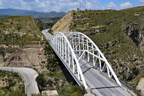 bonito puente de metal del barranco de lanjaron